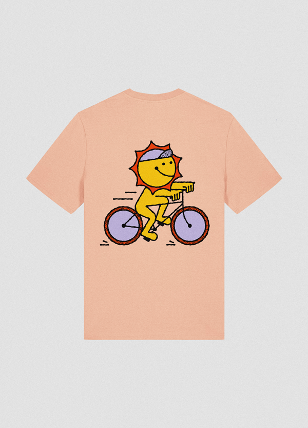 Lachsfarbenes Shirt, auf der Vorderseite steht Velokurier St.Gallen, die Rückseite zeigt eine radfahrende Sonne