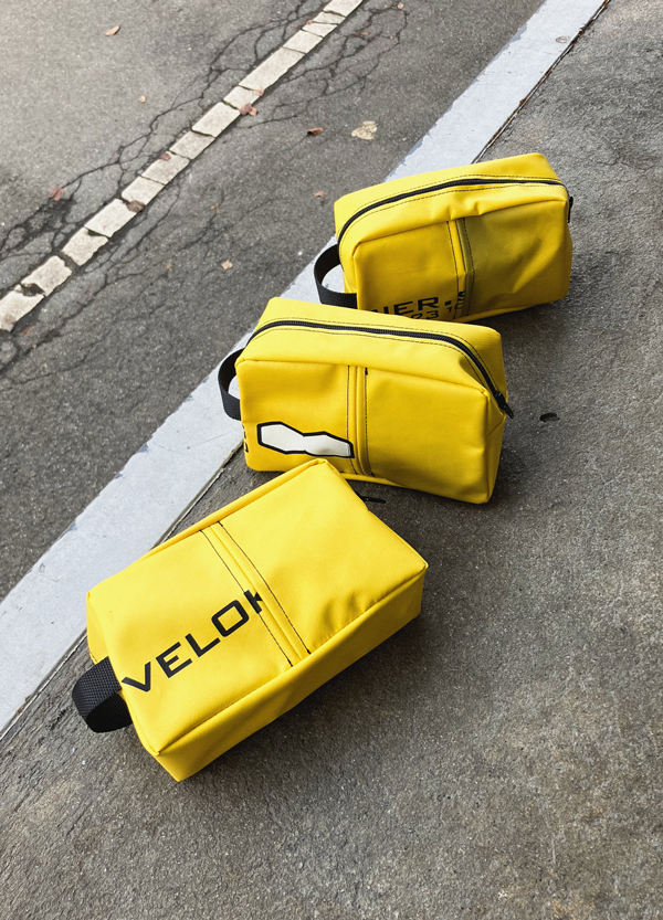 Lachsfarbenes Shirt, auf der Vorderseite steht Velokurier St.Gallen, die Rückseite zeigt eine radfahrende Sonne